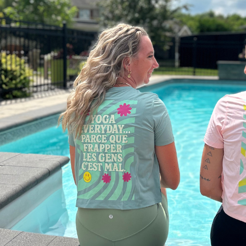 Chandail crop top «Frapper les gens c'est mal»